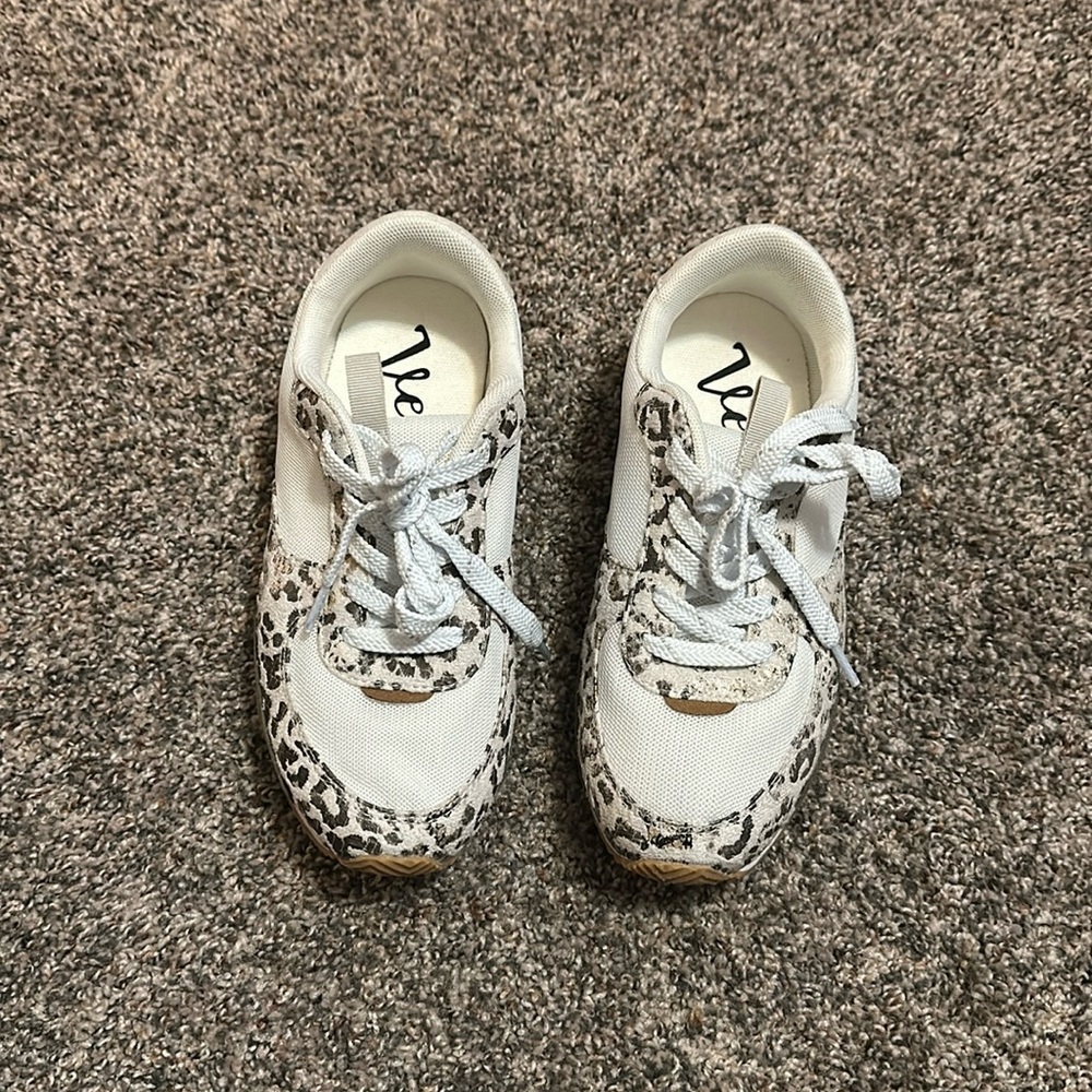 Very G Ladies Leopard Print Sneakers Size 6.5